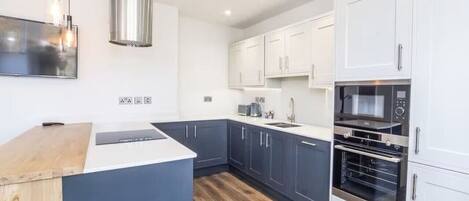 Frigorifero, microonde, forno, piano cottura