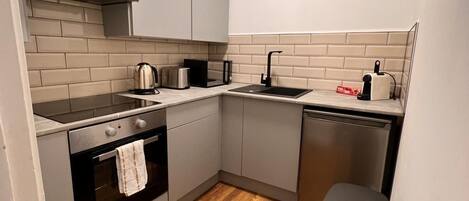 Een koelkast, een microgolfoven, een oven, een kookplaat