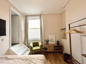 1 habitación, tabla de planchar con plancha, internet y ropa de cama 