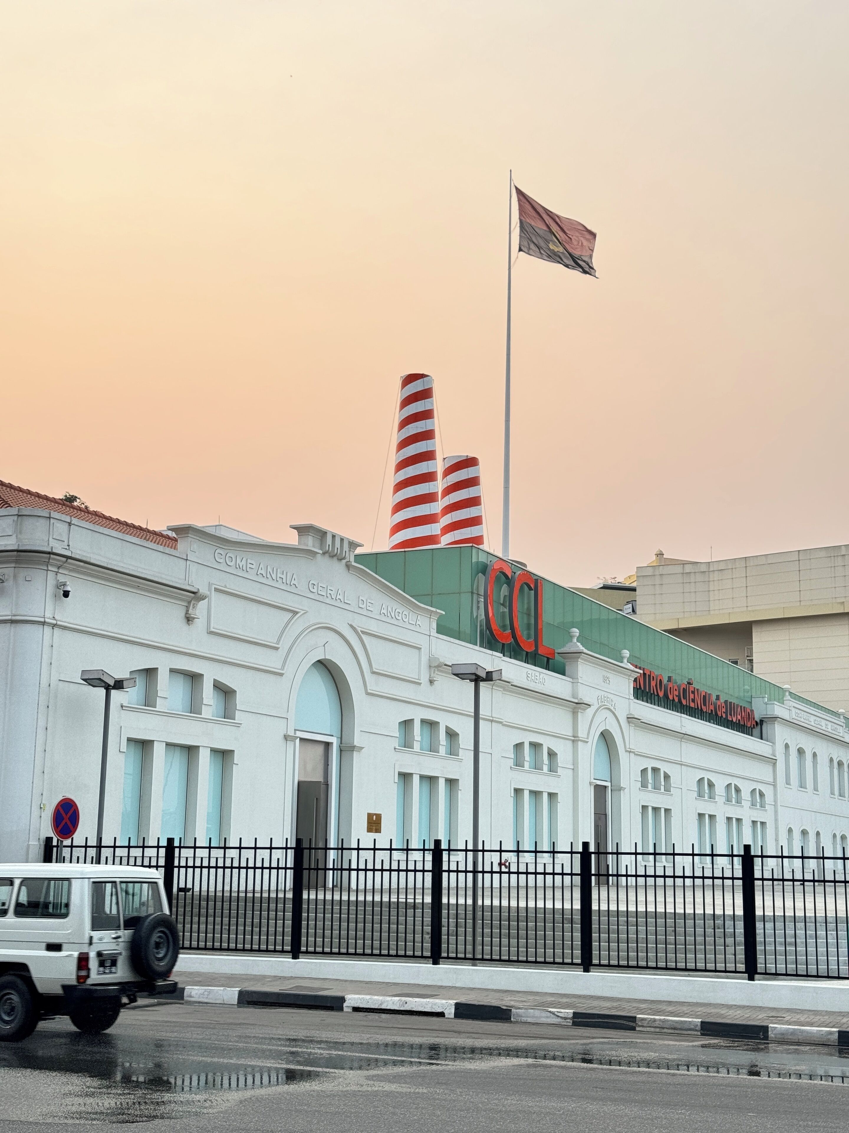 En hvid bygning med skilt, der viser "Centro de Ciencia de Luanda".