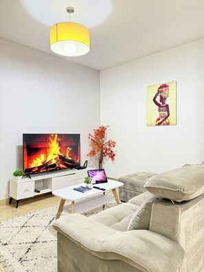 Smart TV, chimenea y estéreo 