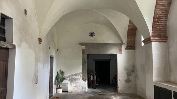 A corridor with arched ceilings and a concrete floor, leading to a dark doorway. - Santacaterina, Your oasis of peace overlooking the historic walls of Sansepolcro (Sansepolcro)