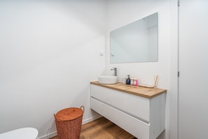 Shower, hair dryer, bidet, towels