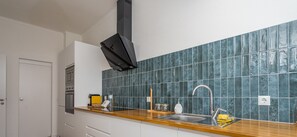Een koelkast, een magnetron, een oven, een kookplaat