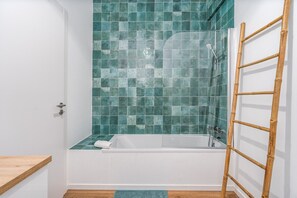 Shower, hair dryer, bidet, towels