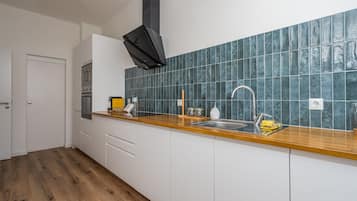 Wasserkocher mit Kaffee-/Teezubehör, Kühlschrank, Mikrowelle, Ofen