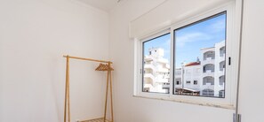 2 slaapkamers, een strijkplank/strijkijzer, gratis wifi, beddengoed