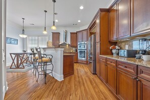 Fridge, microwave, oven, stovetop - Walk to Shops in Atlantic Station (Atlanta)