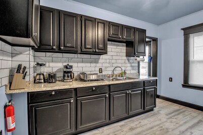 Family-Friendly 6-bedroom house in Charming Buffalo with WiFi, AC