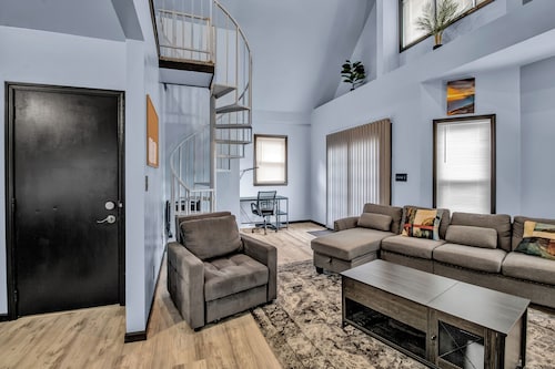 Family-Friendly 6-bedroom house in Charming Buffalo with WiFi, AC