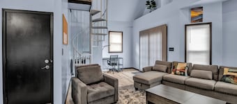 Family-Friendly 6-bedroom house in Charming Buffalo with WiFi, AC