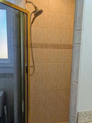 Dusche, Haartrockner, Handtücher, Seife