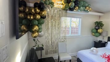 1 habitación, tabla de planchar con plancha, wifi gratis y ropa de cama