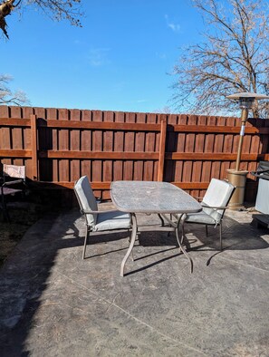 Outdoor dining - The Kings Quarters (Colorado City)