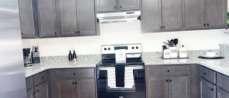 Refrigerador, microondas, horno y parrilla de estufa