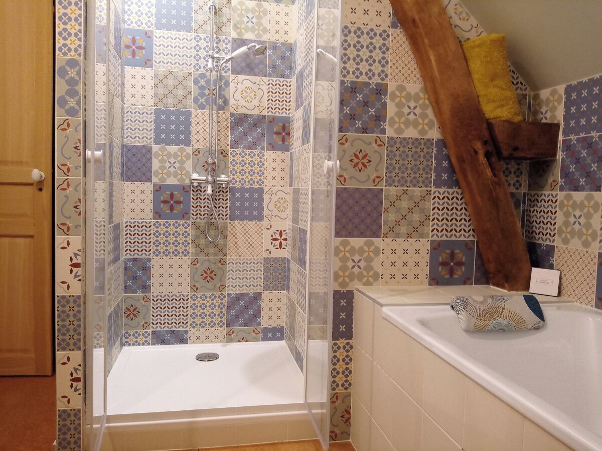 Familie tweepersoonskamer | Badkamer | Een haardroger, zeep, shampoo, toiletpapier