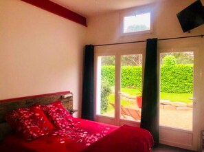1 bedroom, bed sheets