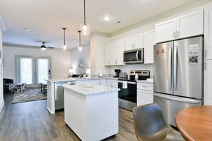 Fridge, microwave, oven, stovetop - *Cozy and Comfort*~10 Min to Broadway #B (Nashville)