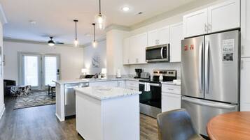 Frigorífico, microondas, horno y placa de cocina