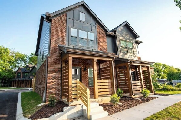 Exterior - *Cozy and Comfort*~10 Min to Broadway #B (Nashville)