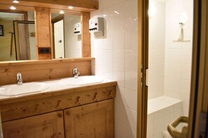 Jetted bath