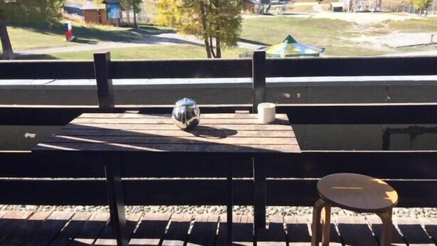 A wooden deck with a table and a bench, overlooking a grassy area with trees and buildings. - 10m from ski slopes, 1st floor, view ski slopes, balcony, tv, ski locker, 30m², Risoul (Risoul)