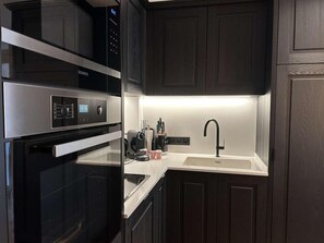 Réfrigérateur, micro-ondes, four, lave-vaisselle