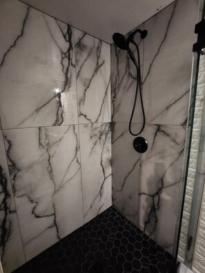 Regadera, amenidades de baño gratuitas, secadora de cabello, toallas 