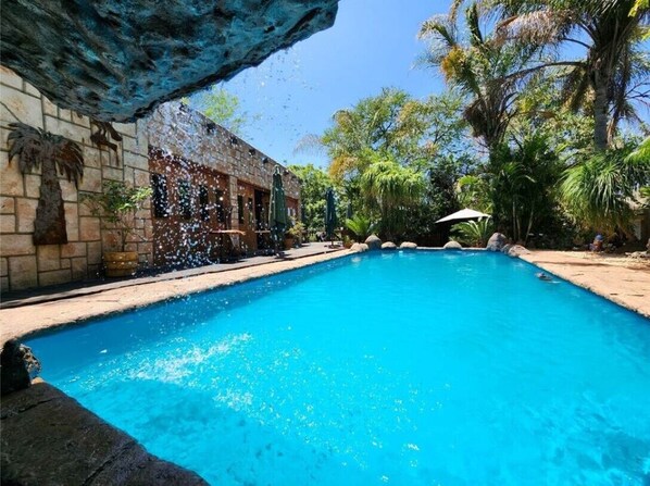 Una piscina al aire libre