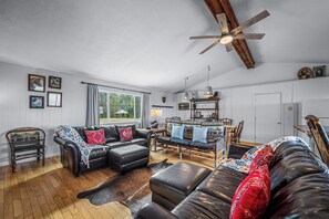 TV connectée, cheminée, livres