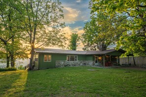 Exterior - Talking Leaves Cottage | Scenic Highway on the Brow | Fast Wi-Fi | Dog Friendly (Mentone)