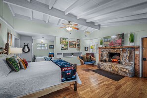 3 bedrooms, iron/ironing board, free WiFi, bed sheets - Talking Leaves Cottage | Scenic Highway on the Brow | Fast Wi-Fi | Dog Friendly (Mentone)