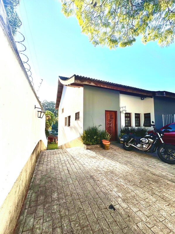 Vista frontal de la propiedad