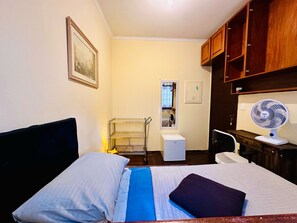Habitación individual Confort | Minibar, escritorio, espacio para trabajar con laptop y wifi gratis 