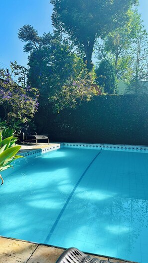 Outdoor pool, pool loungers - Casa de Alto Padrão no Jd Marajoara (São Paulo)