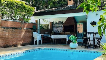 Bar tepi kolam renang