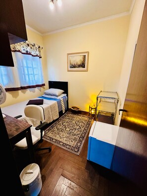 Comfort eenpersoonskamer | Een minibar, een bureau, een laptopwerkplek, gratis wifi