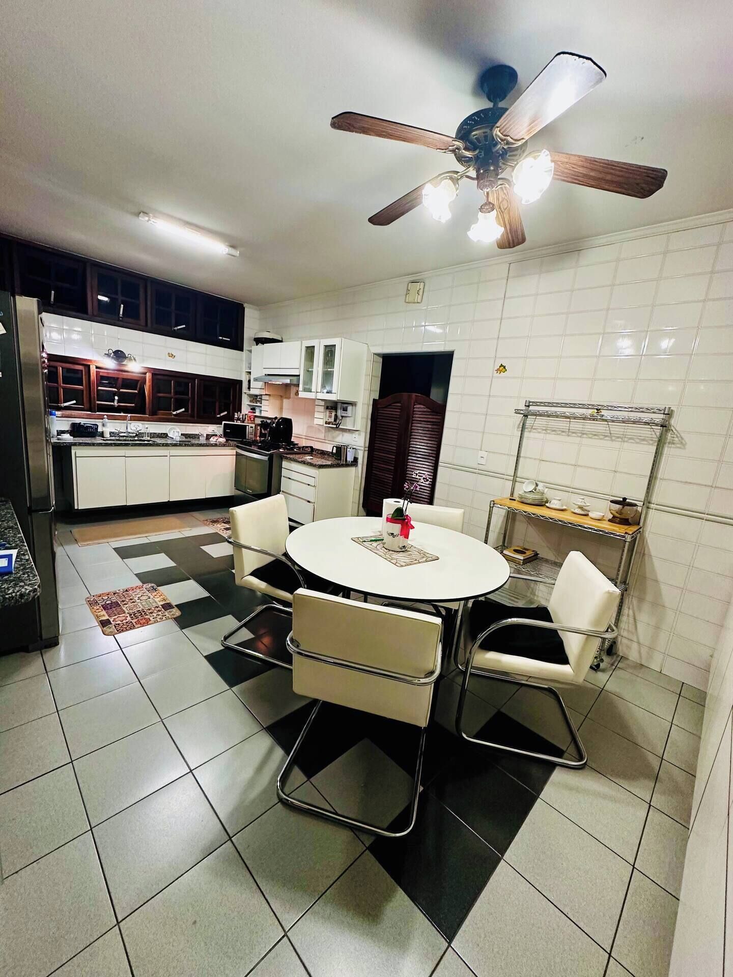 Lemari es kecil, microwave, oven, dan kompor