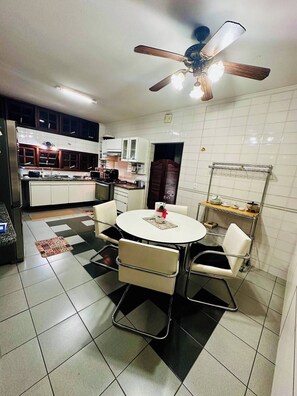 Een minikoelkast, een microgolfoven, een oven, een kookplaat