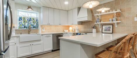 Fridge, microwave, stovetop, dishwasher