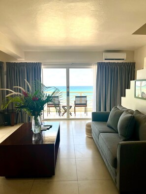 Penthouse | Living area | 43-inch Smart TV with digital channels - Hotel Le Roy (St. Lawrence Gap)