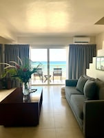 Habitación Premium | Zona de estar | Smart TV de 43 pulgadas con canales digitales