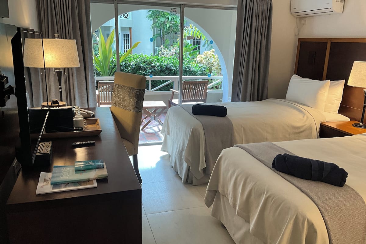 Habitación, vistas al jardín | 1 dormitorio, caja fuerte, espacio para trabajar con un portátil