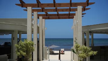 Plage, sable blanc, chaises longues, parasols