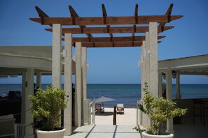 On the beach, white sand, sun loungers, beach umbrellas - Hotel Le Roy (St. Lawrence Gap)