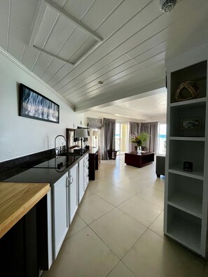 Premium Room | Peti besi dalam bilik, ruang kerja komputer riba