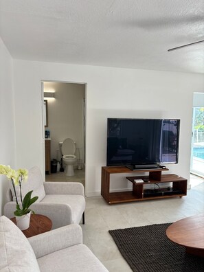 Smart TV - Waterfront retreat with private dock, pool & jacuzzi close to downtown & beach. (Fort Lauderdale)