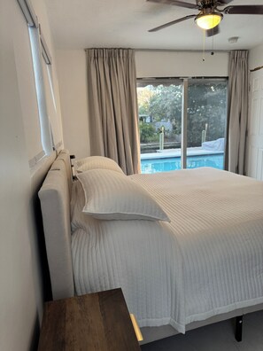 4 bedrooms, iron/ironing board, WiFi, bed sheets - Waterfront retreat with private dock, pool & jacuzzi close to downtown & beach. (Fort Lauderdale)