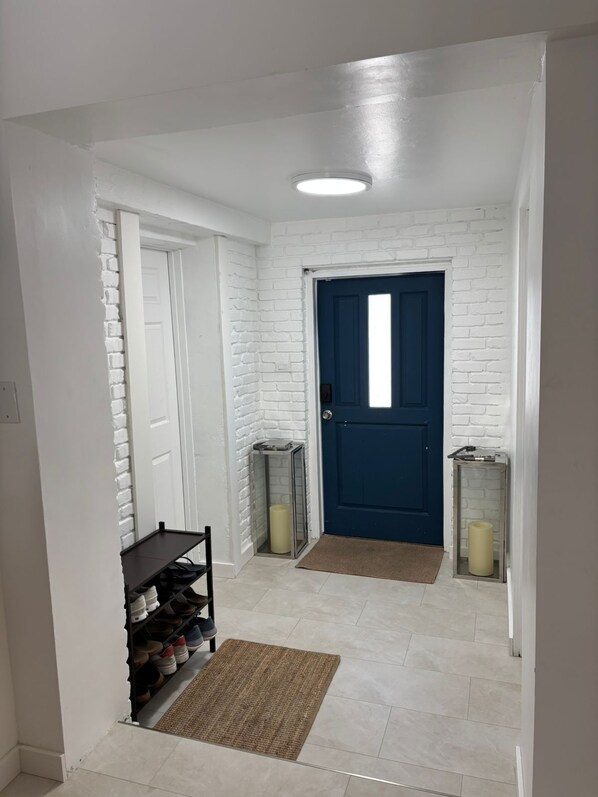 Interior - Waterfront retreat with private dock, pool & jacuzzi close to downtown & beach. (Fort Lauderdale)