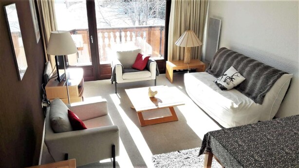 A living room with a sofa, two armchairs, a coffee table, and a lamp. - 1st floor, tv, 52m², Alpe d'Huez (L'Alpe d'Huez)